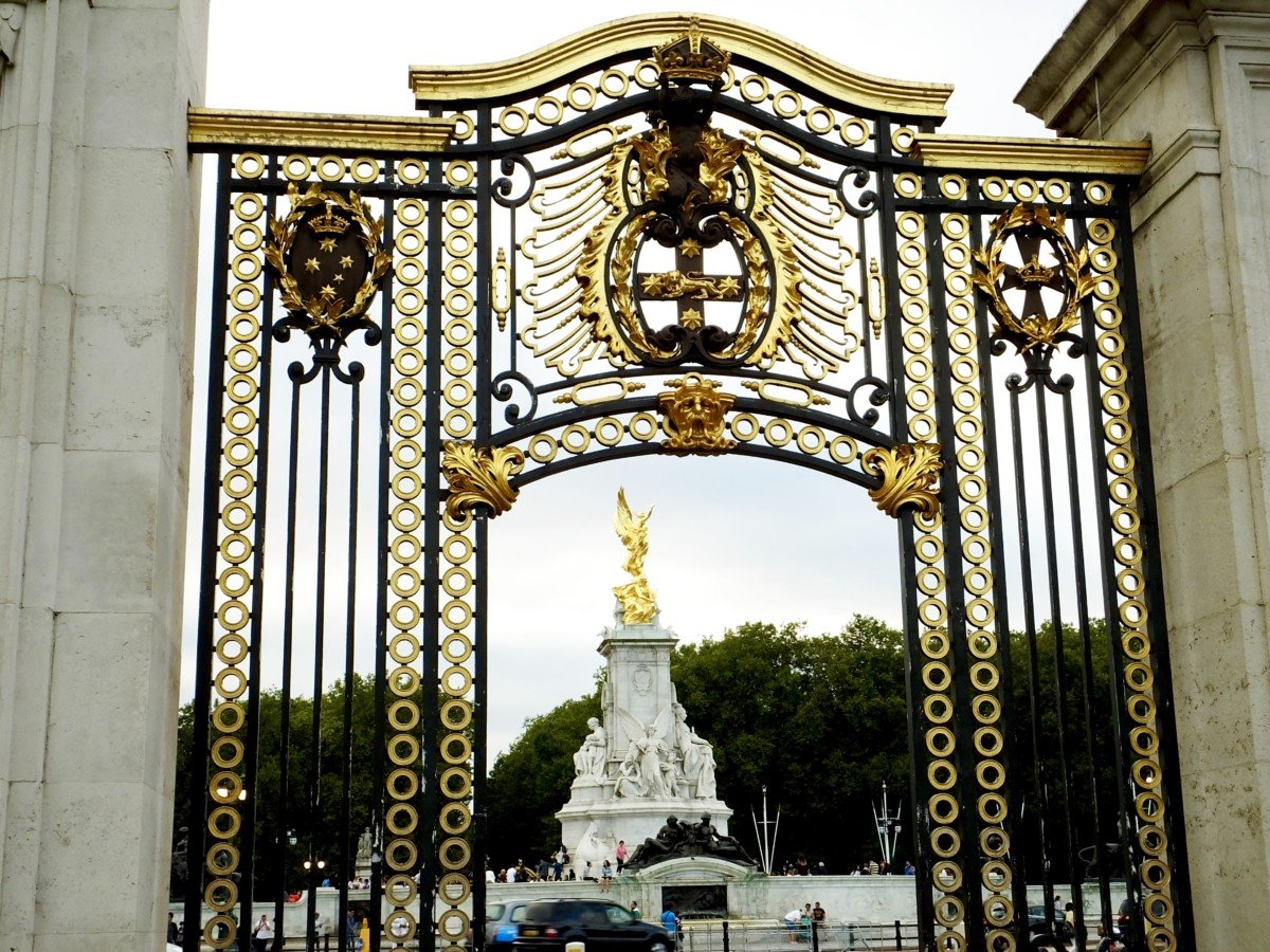 buckingham palace gates