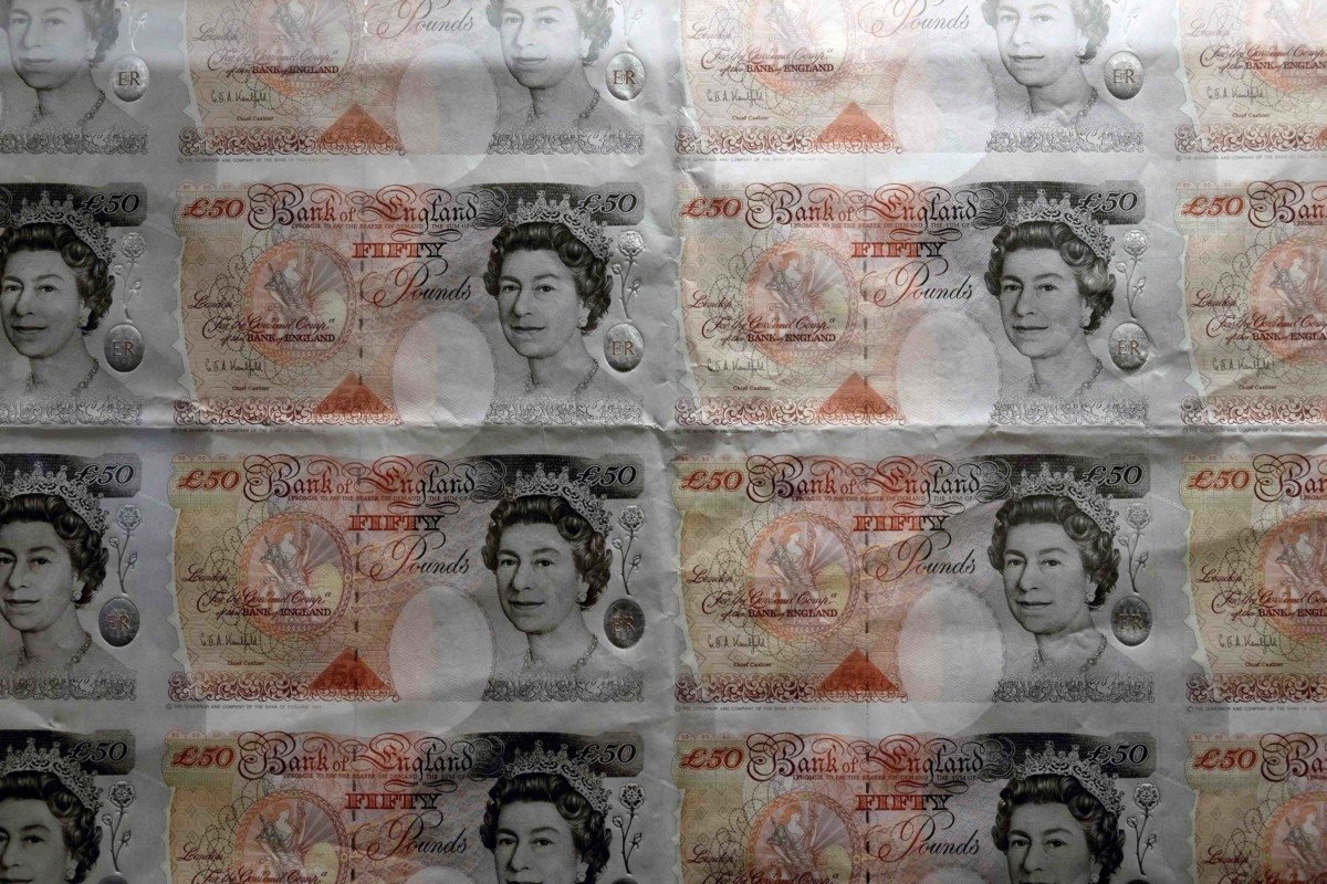 money saving tips Bank of England museum in London £10 pound notes image