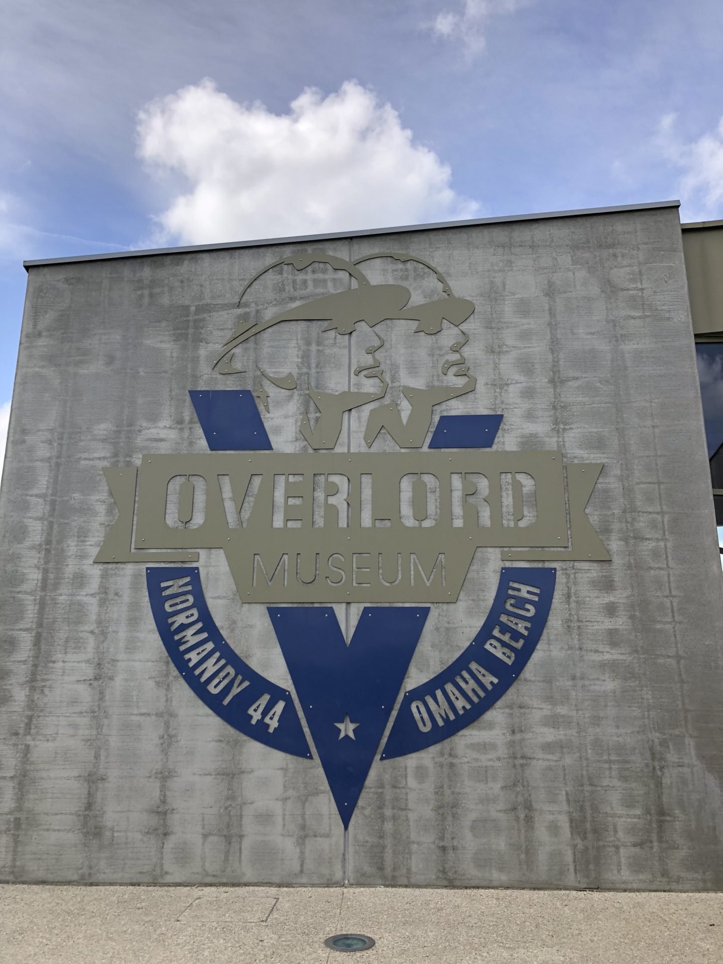 The Overlord museum is directly opposite the site of the Normandy American Cemetery. It contains a large collection of tanks, aircraft and smaller items. The collection of Michel Leloup was largely found on Normandy soil and took around 40 years to collect.