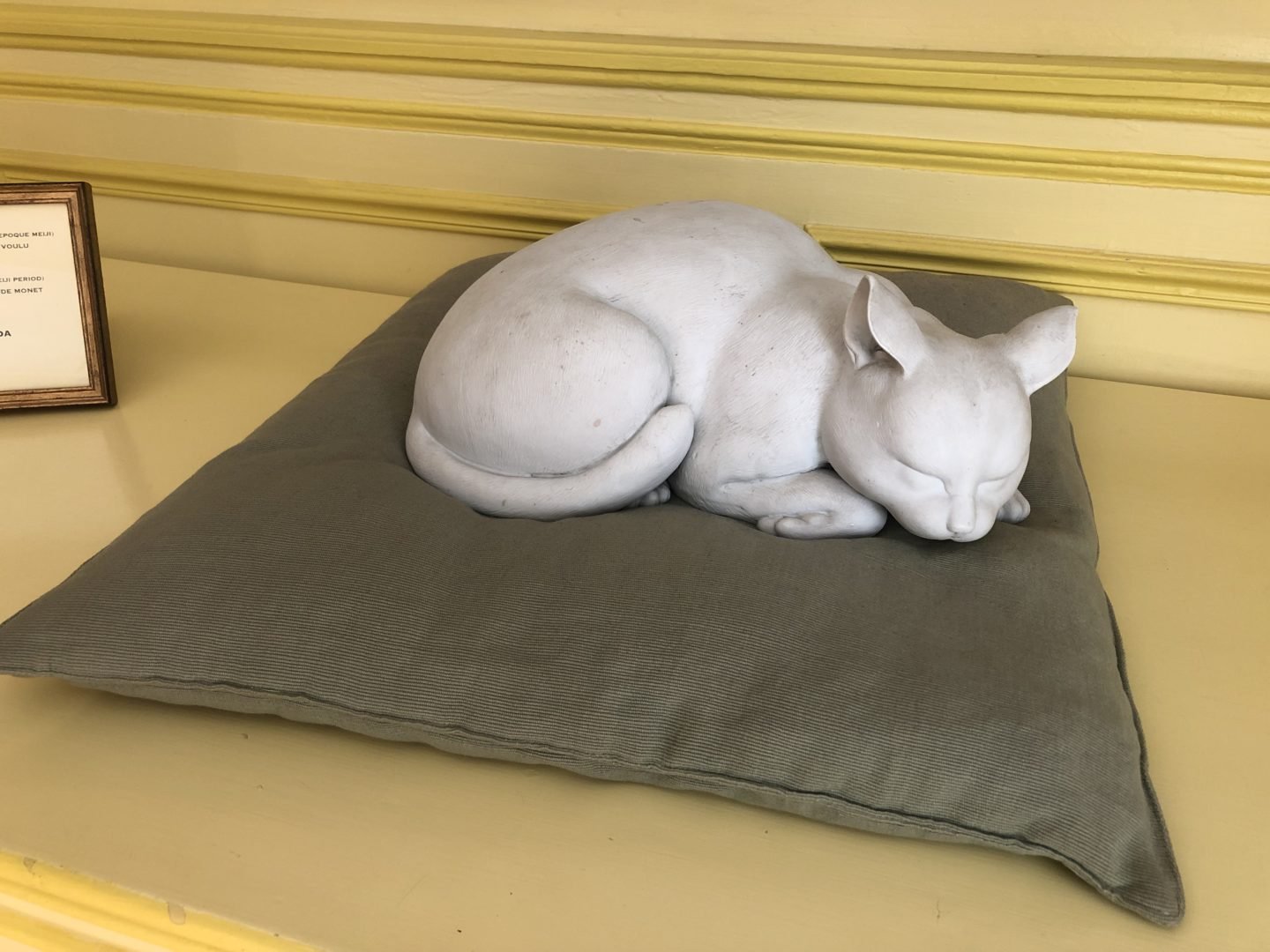 Monet's cat, There is also a biscuitware cat "The Japanese Cat" that was once owned by monet in the dining room. It has kindly regained its place in the home by its previous owner Monsieur Hideyuki Wada.
