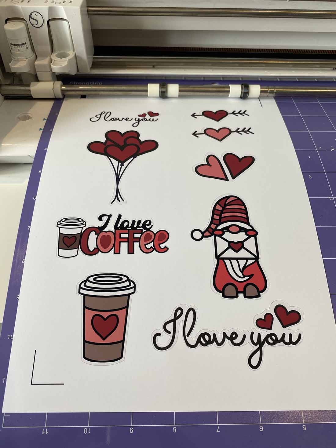 Print and cut free valentines clip art. Using print and cut is so easy in Silhouette design studio. once you have done it you will never look back. It is really simple.